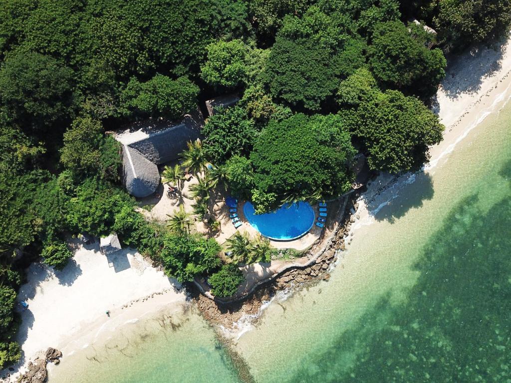 una vista aerea di un resort sulla spiaggia di Fumba Beach Lodge a Fumba