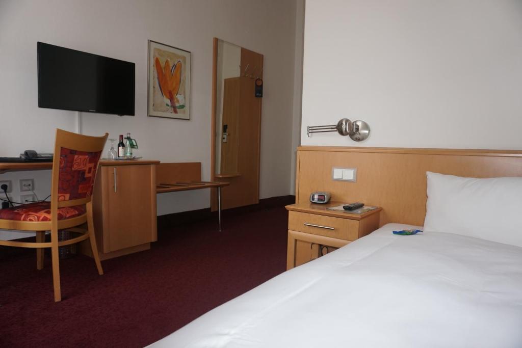 Postel nebo postele na pokoji v ubytování Hotel Am Schloss Aurich