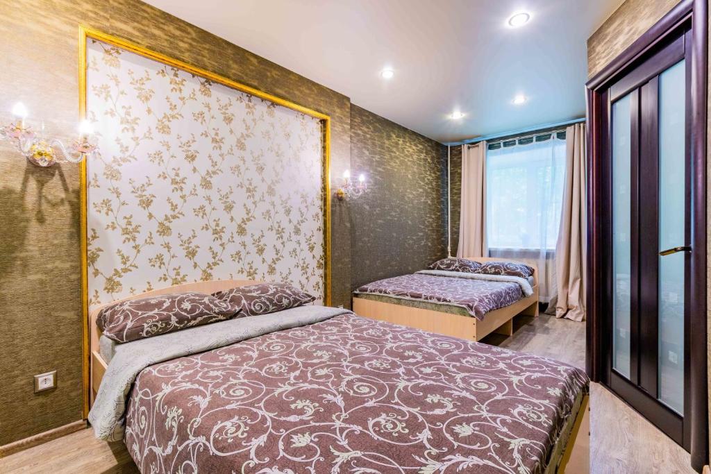 エカテリンブルクにあるКороленко DreamHouse Апартаментыのベッドルーム1室(ベッド2台、窓付)