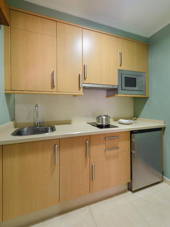 A kitchen or kitchenette at Apartamentos Trisquel