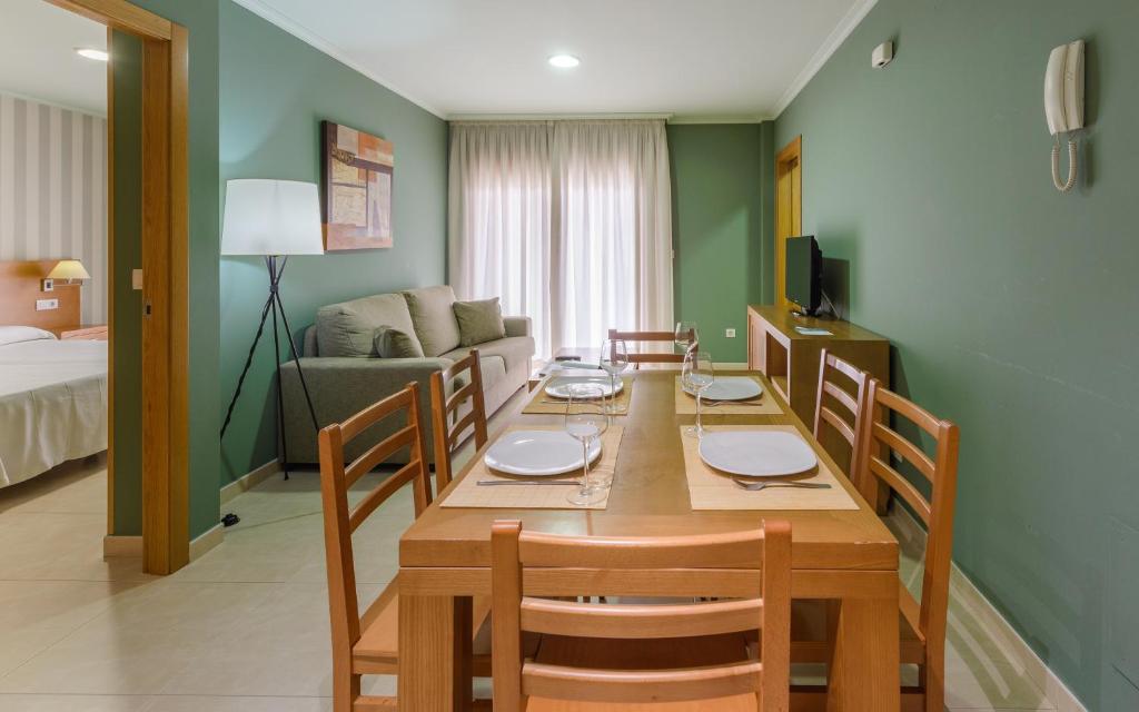 A seating area at Apartamentos Trisquel