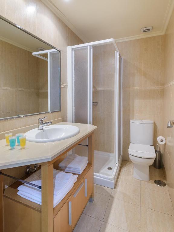 A bathroom at Apartamentos Trisquel