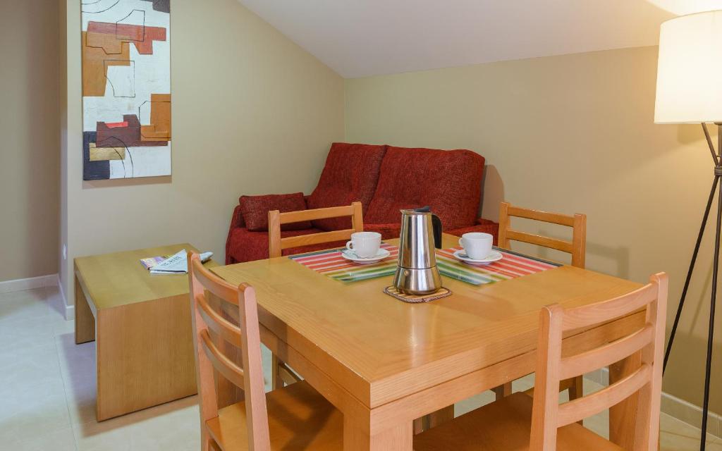 A seating area at Apartamentos Trisquel