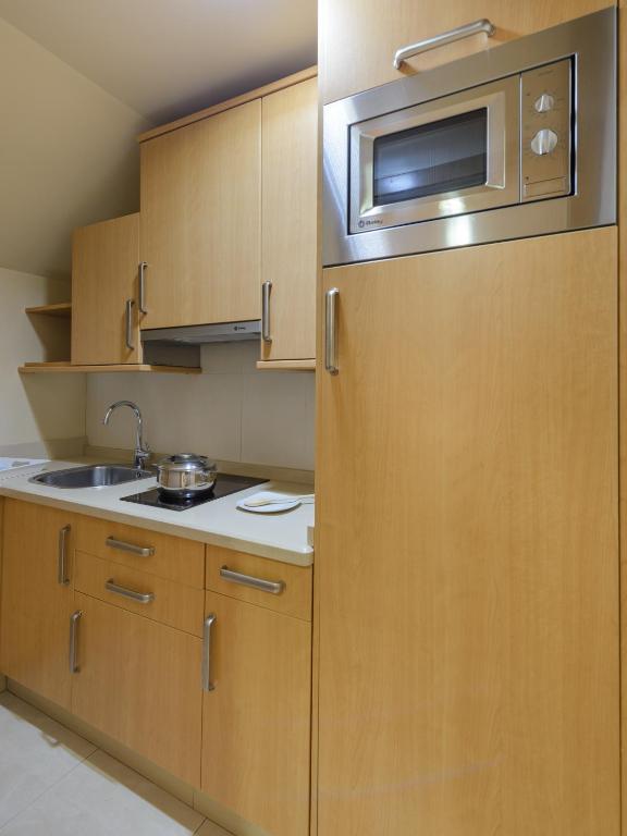 A kitchen or kitchenette at Apartamentos Trisquel