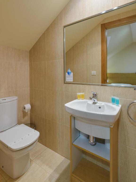 A bathroom at Apartamentos Trisquel