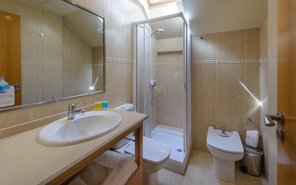 A bathroom at Apartamentos Trisquel