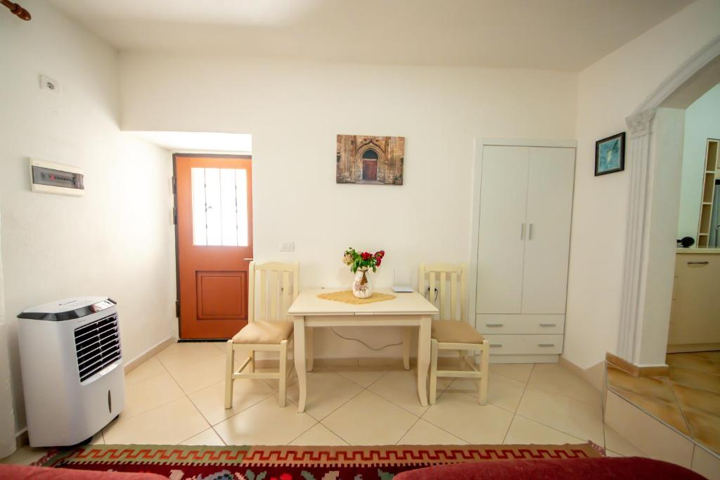 Zdjęcie z galerii obiektu Guest House Garden w Gjirokastrze