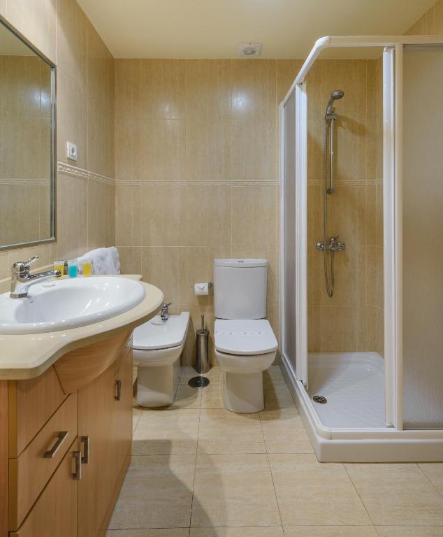 A bathroom at Apartamentos Trisquel