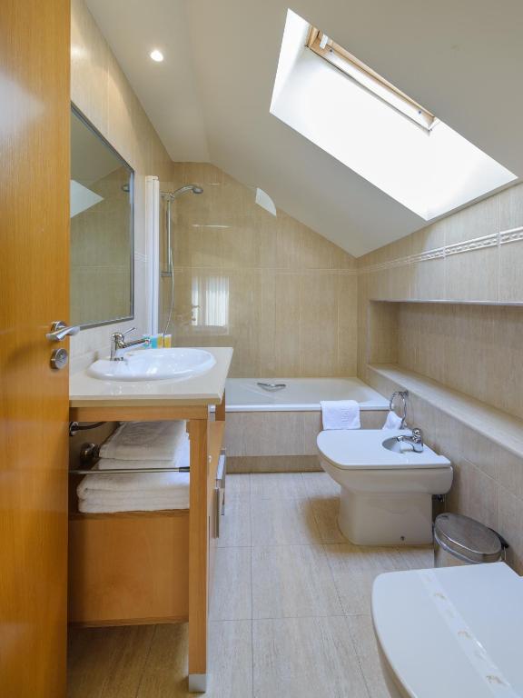 A bathroom at Apartamentos Trisquel