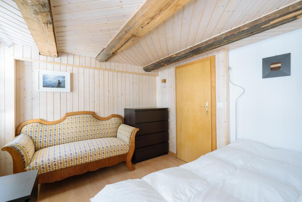 Postel nebo postele na pokoji v ubytování Charming Swiss Chalet Andermatt