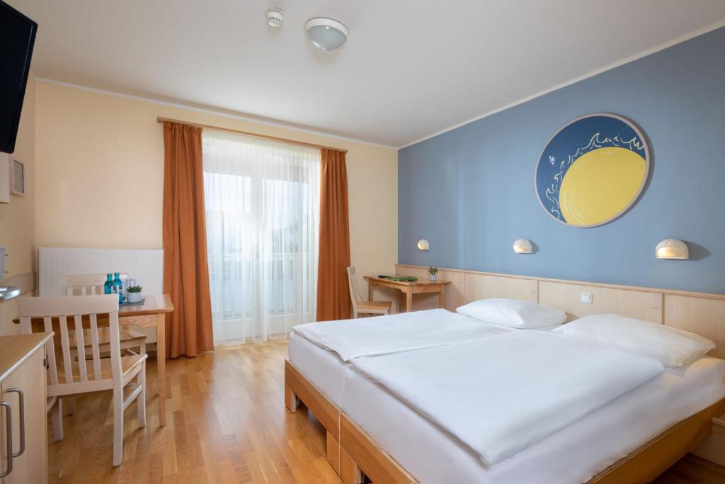 Postel nebo postele na pokoji v ubytování JUFA Hotel Nördlingen