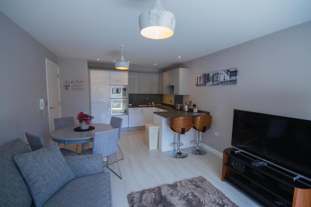 Modern 2 Bedroom Flat with 2 ensuite bathrooms in Bristol for up to 4 people