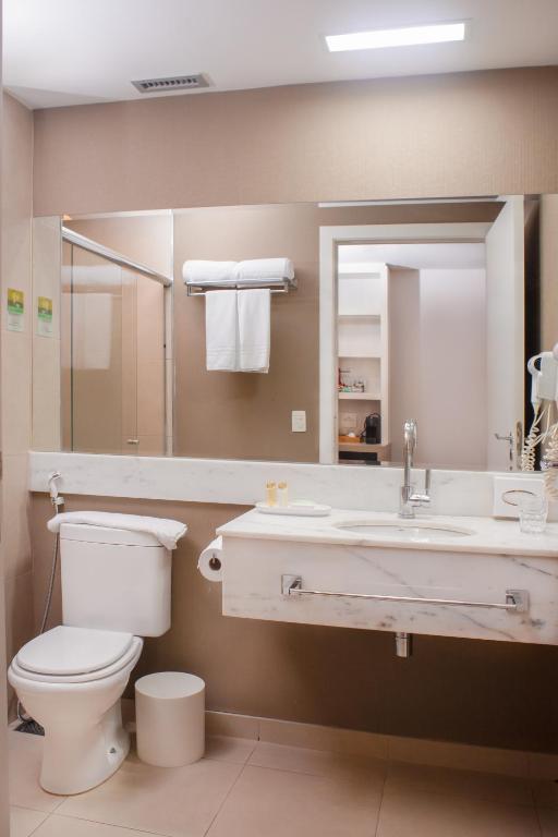 Um banheiro em Holiday Inn Belo Horizonte Savassi by IHG
