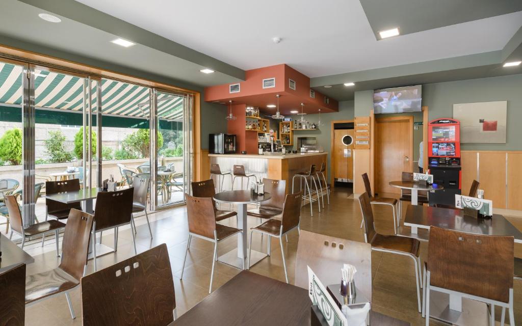 A restaurant or other place to eat at Apartamentos Trisquel