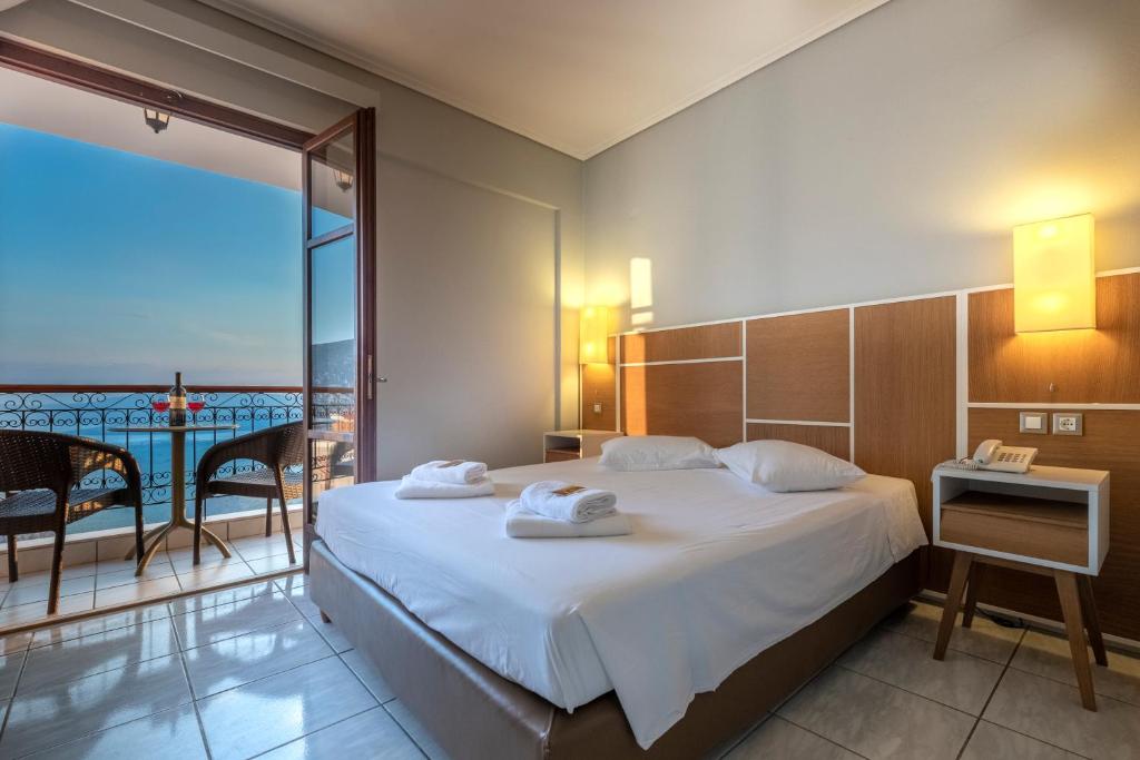 Postel nebo postele na pokoji v ubytování Fedriades Delphi Hotel