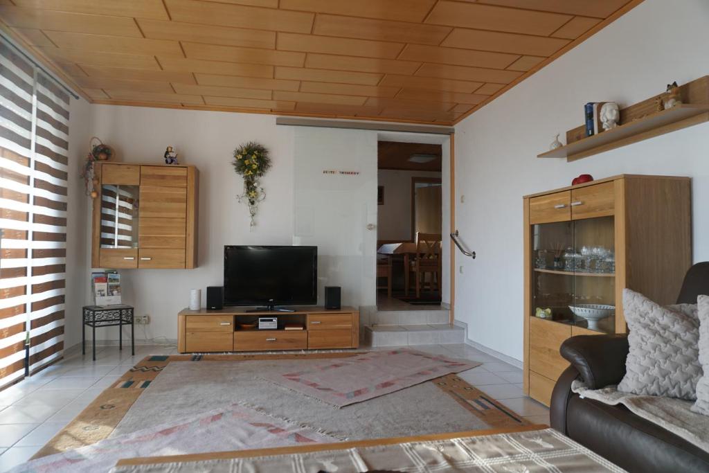 TV a/nebo společenská místnost v ubytování Ferienwohnung Köck