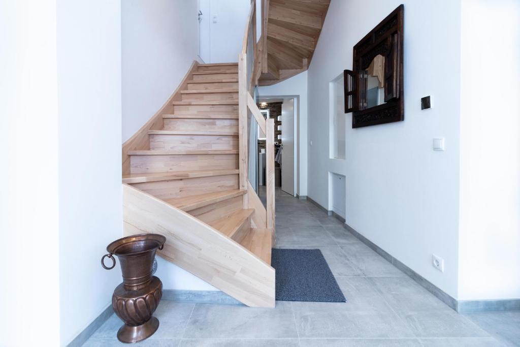 eine Treppe in einem Haus mit weißen Wänden und Holzböden in der Unterkunft Ferienhaus Braubach in Braubach