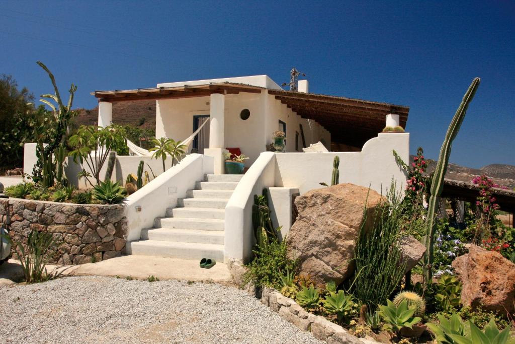 una casa bianca con le scale di fronte di B&B Al Salvatore Di Lipari a Città di Lipari