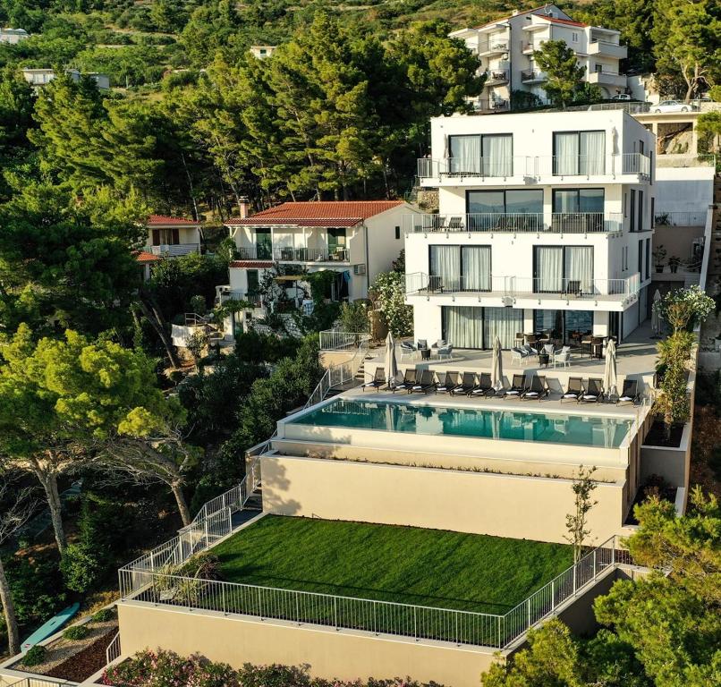 Bazén v ubytovaní Villa Colomba a luxury villa in Brela, seafront alebo v jeho blízkosti