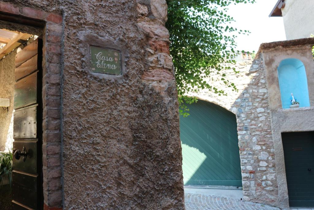 Zdjęcie z galerii obiektu B&B Casa Elena Room and Apartments with parking w mieście Gargnano