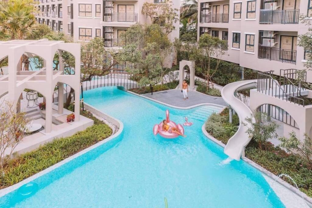 un'immagine di una piscina in un complesso di appartamenti di Hua Hin La Casita modern room in city centre a Hua Hin