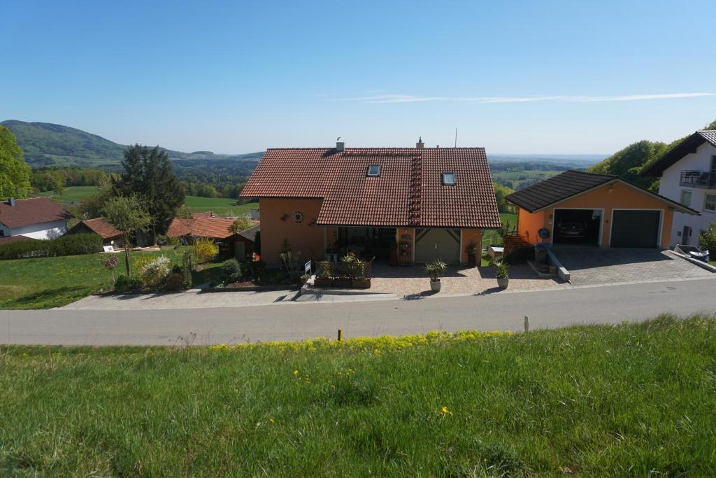 a house with a road in the middle of a field at Ferienwohnung Köck in Lalling