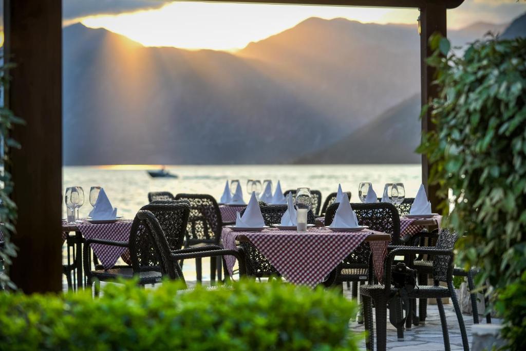 Ein Restaurant oder anderes Speiselokal in der Unterkunft Apartments Babilon 