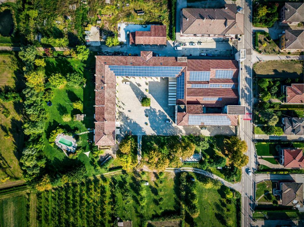 een uitzicht op een gebouw met een blauw dak bij Agriturismo Corte Carezzabella in San Martino di Venezze