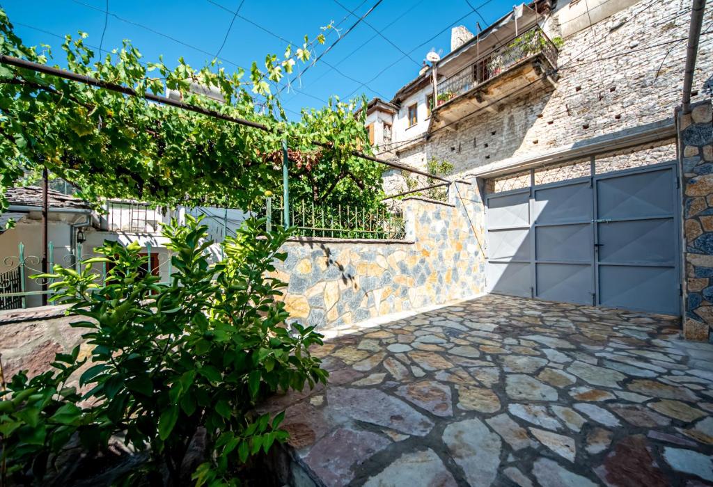 Zdjęcie z galerii obiektu Guest House Garden w Gjirokastrze