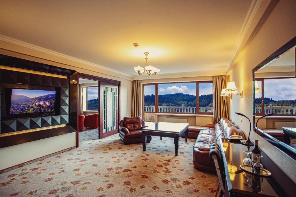 Vista generica sulle montagne o vista sulle montagne dall'interno dell'hotel