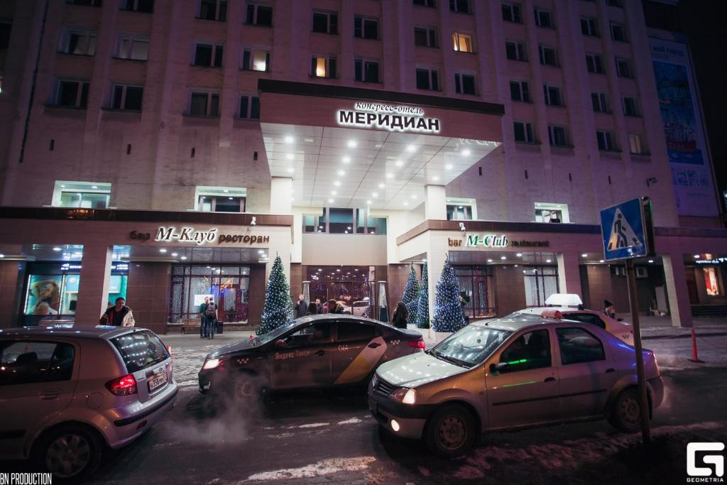 
a city street filled with lots of cars and trucks at Congress Hotel Meridian in Murmansk
