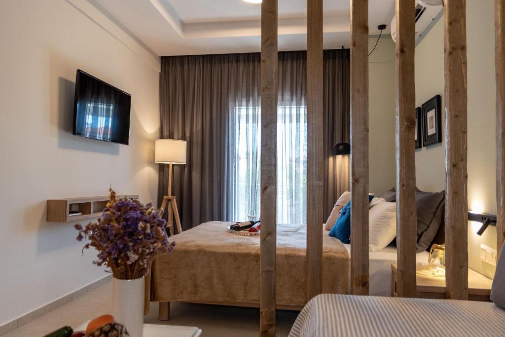 una camera da letto con un letto e una grande finestra di Mageiras Boutique Hotel ad Áfitos