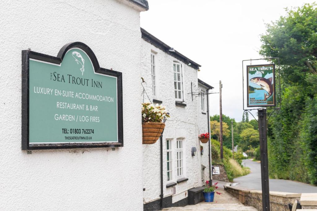 una señal en el lateral de un edificio en The Sea Trout Inn, en Totnes