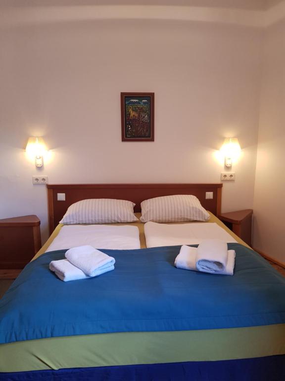 Postel nebo postele na pokoji v ubytování Hotel Restaurant Toscana Naumburg