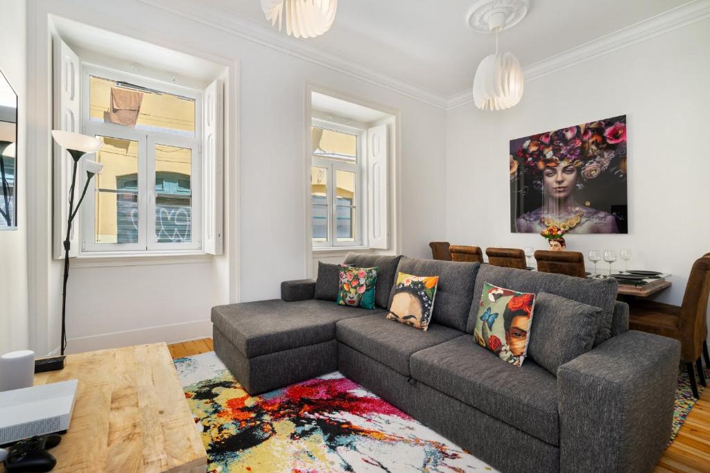 ein Wohnzimmer mit einem Sofa und einem Tisch in der Unterkunft WHome | Prime Location Design Family Apartment in Lissabon