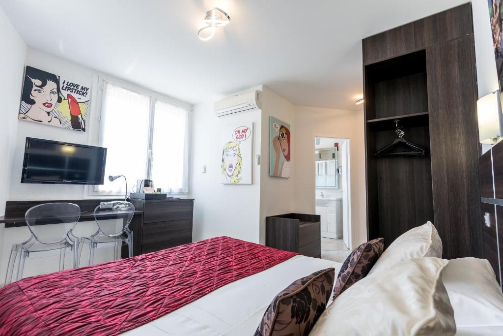 TV a/nebo společenská místnost v ubytování Hotel Le Centre