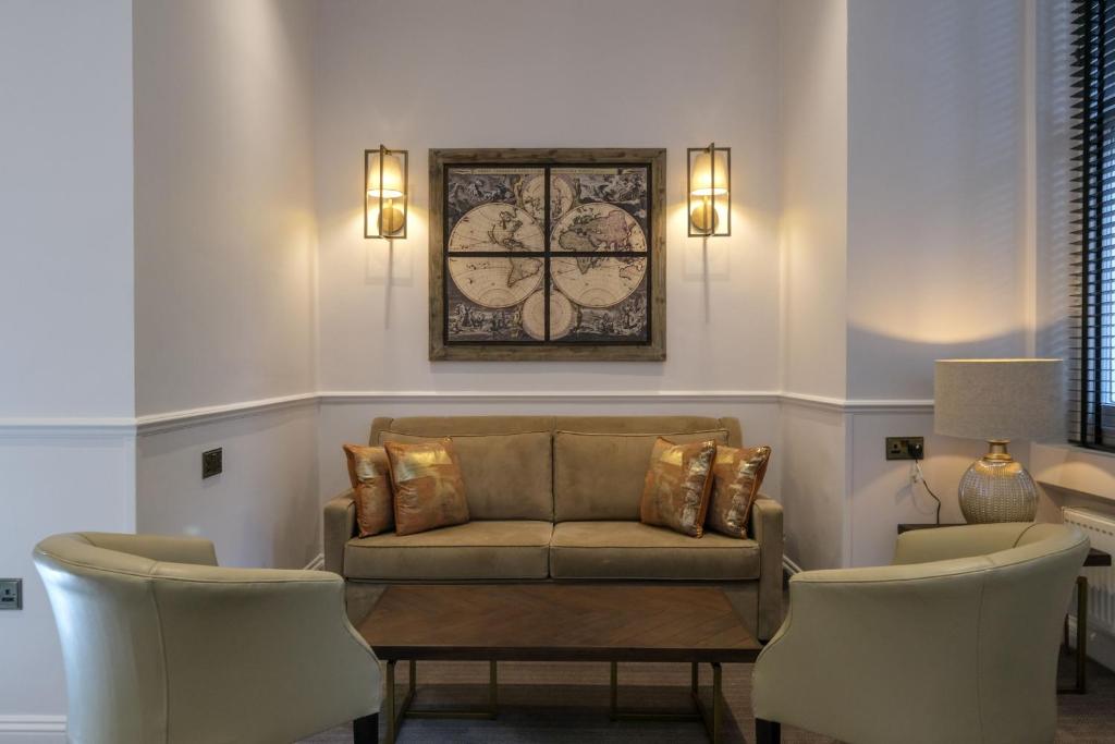 sala de estar con sofá y 2 sillas en Collingham Serviced Apartments, en Londres