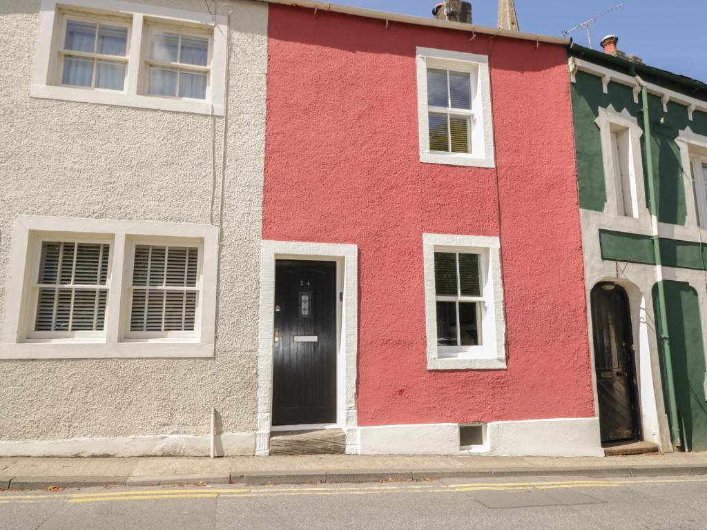 uma casa vermelha e branca com uma porta preta em All Saints View em Cockermouth