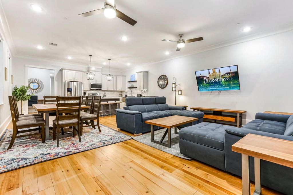 uma sala de estar com um sofá e uma sala de jantar em Hosteeva Private Condo w Pool and High-end amenities Near Frnch Quarter em Nova Orleans