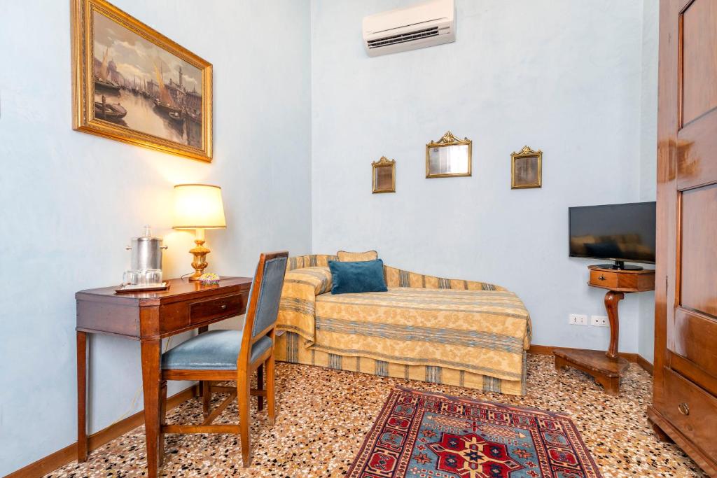 TV a/nebo společenská místnost v ubytování Palazzo Schiavoni Residenza d'epoca & Suite-Apartments
