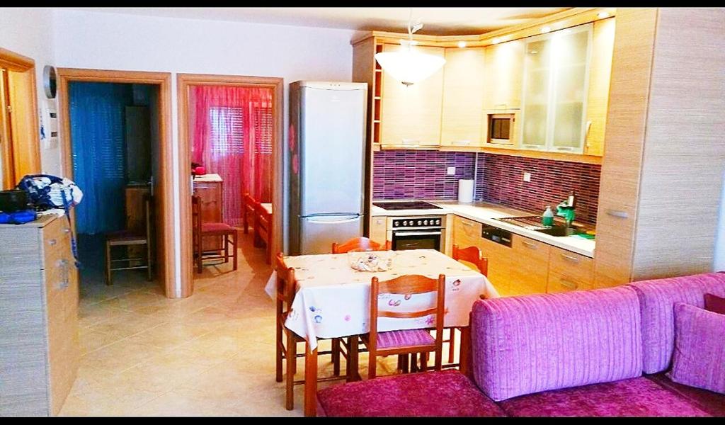 クリオピギにあるEmerald Apartment with Sea Viewのキッチン(テーブル付)、ダイニングルーム