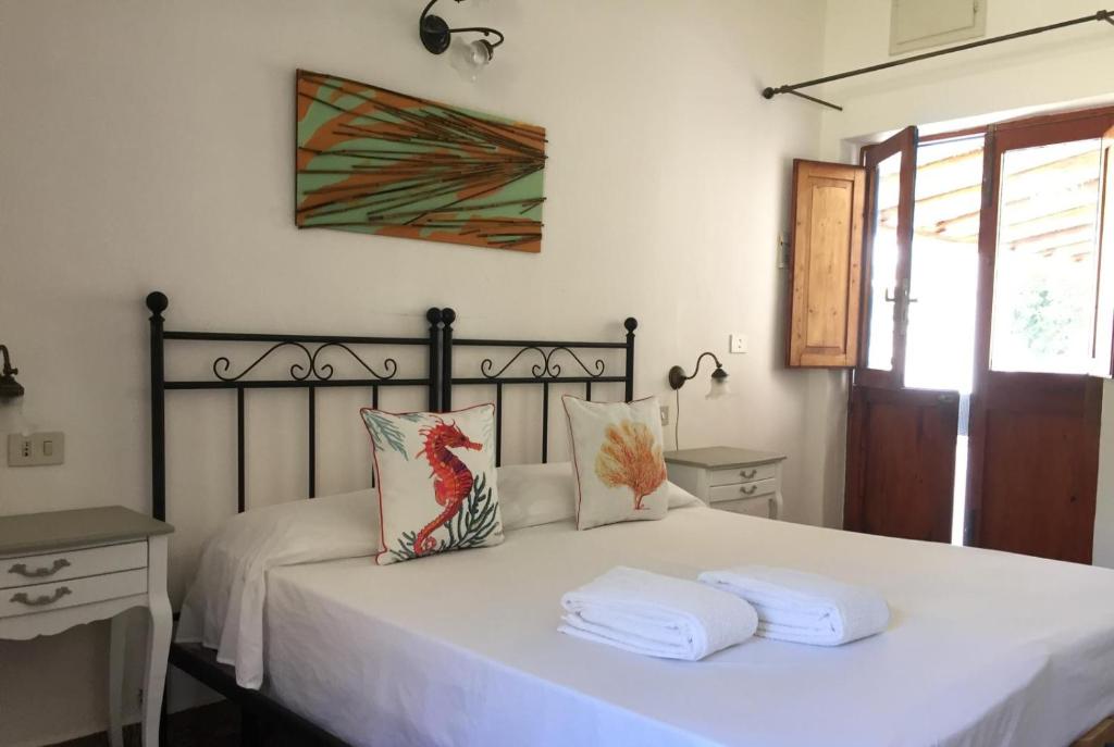 A bed or beds in a room at Hotel Rodà