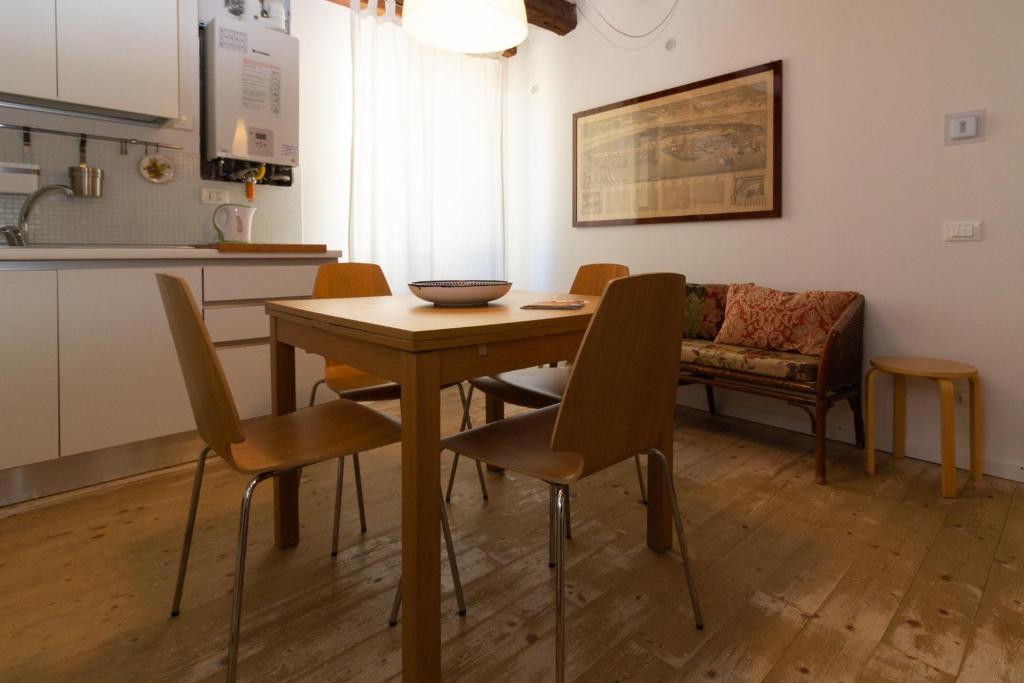 Kuchnia lub aneks kuchenny w obiekcie Veneziacentopercento Campaniel Apartment