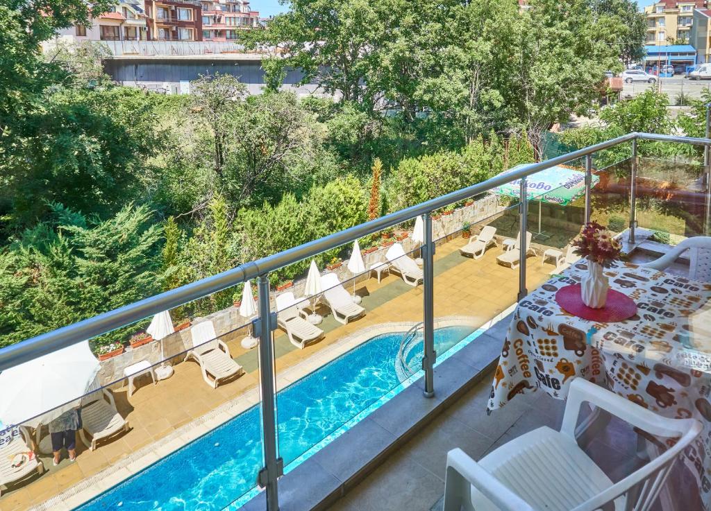 Bazén v ubytování Hotel Sea Star Приморско nebo v jeho okolí