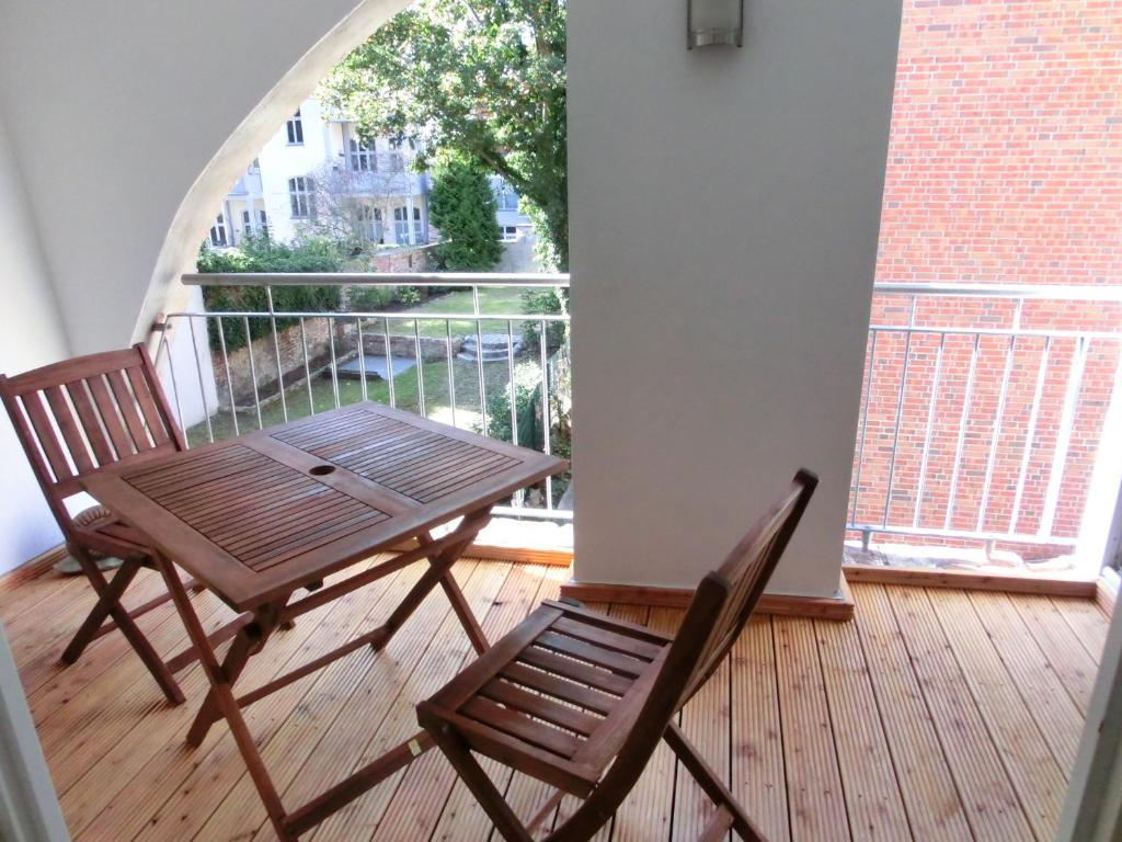 2 Stühle und ein Tisch auf dem Balkon in der Unterkunft 2-Zimmer-Wohnung in Stralsunds Altstadt in Stralsund