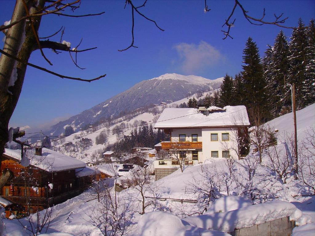 StummerbergにあるApartment Schneebergerの山を背景にした雪に覆われた町