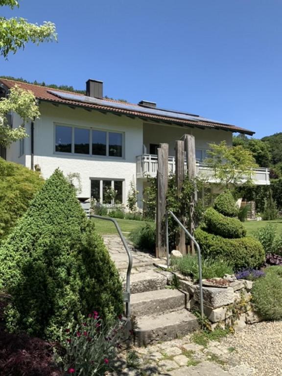 a house with a garden in front of it at Ferienwohnung Baldauf in Riedenburg