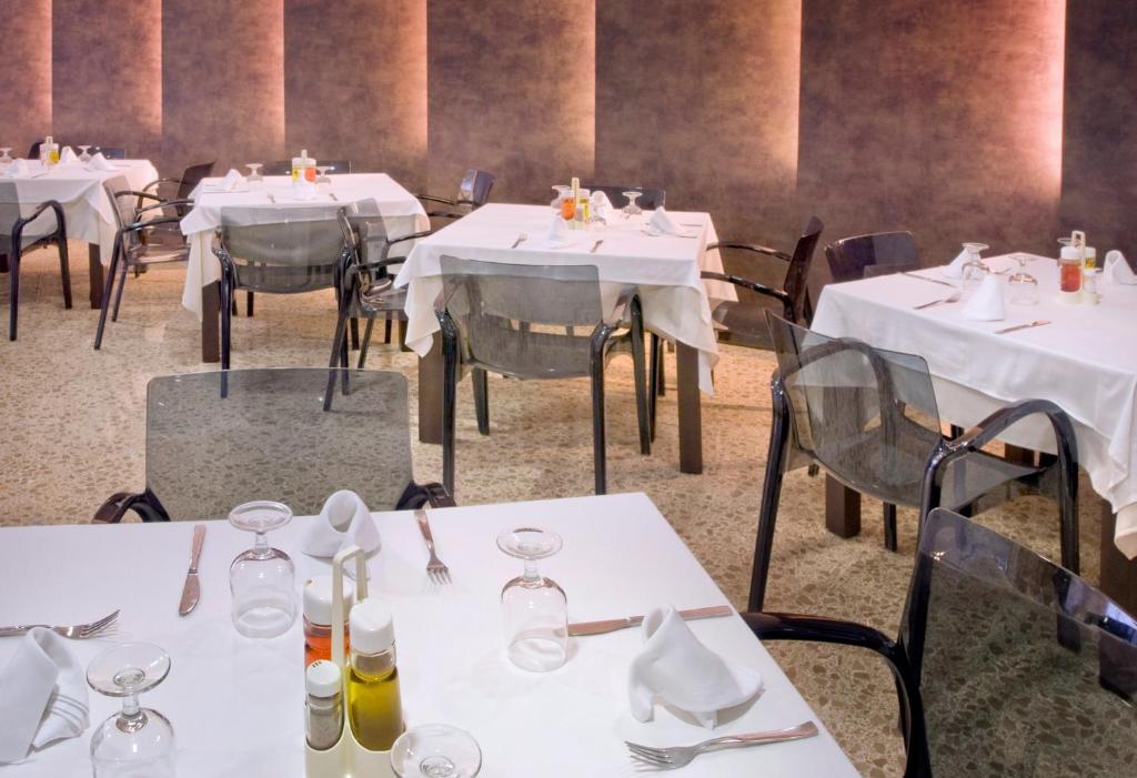 Reštaurácia alebo iné gastronomické zariadenie v ubytovaní GHT Oasis Park & Spa