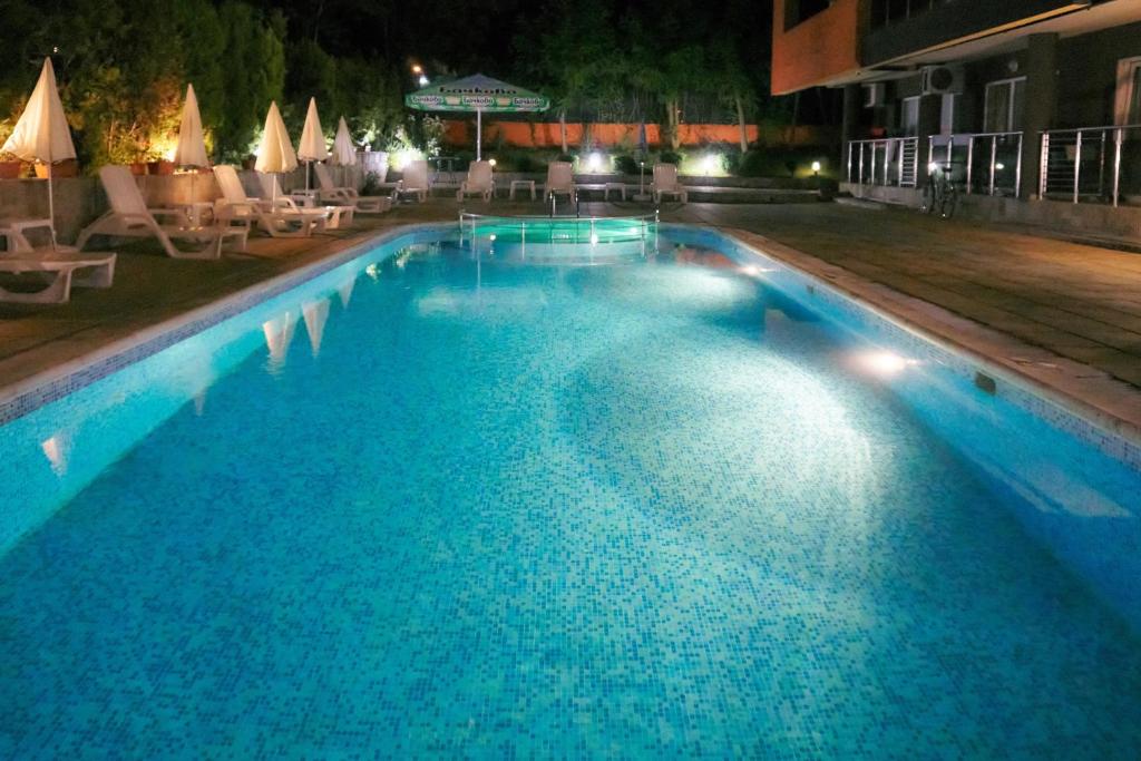 Bazén v ubytování Hotel Sea Star Приморско nebo v jeho okolí