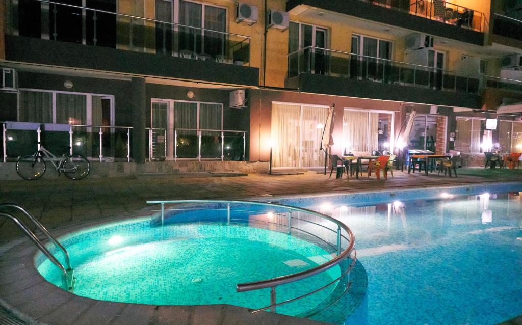 Bazén v ubytování Hotel Sea Star Приморско nebo v jeho okolí